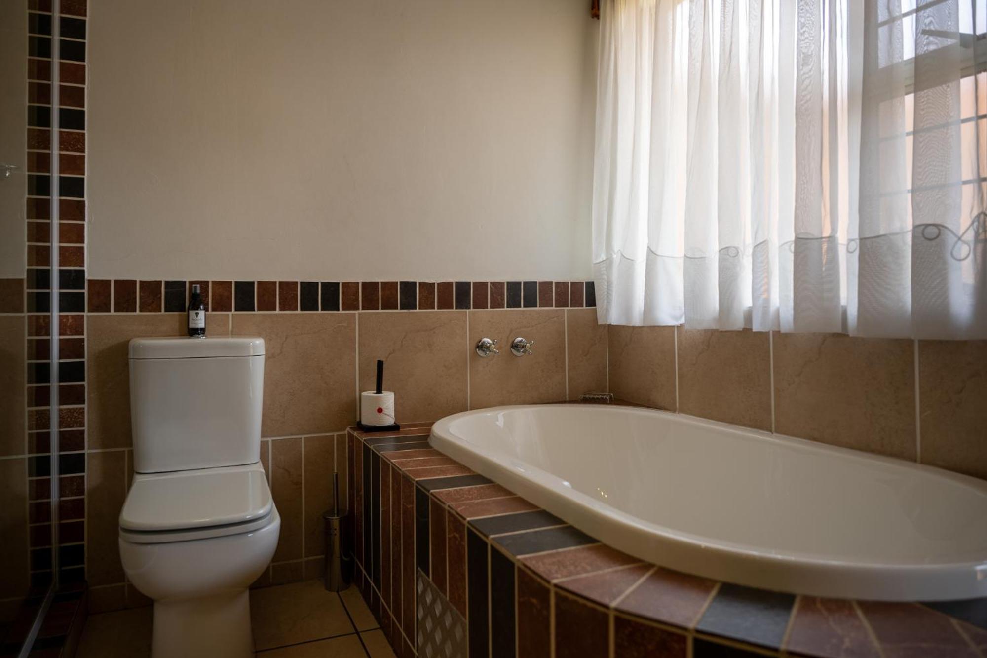 Asante Guest House Vanderbijlpark Extérieur photo